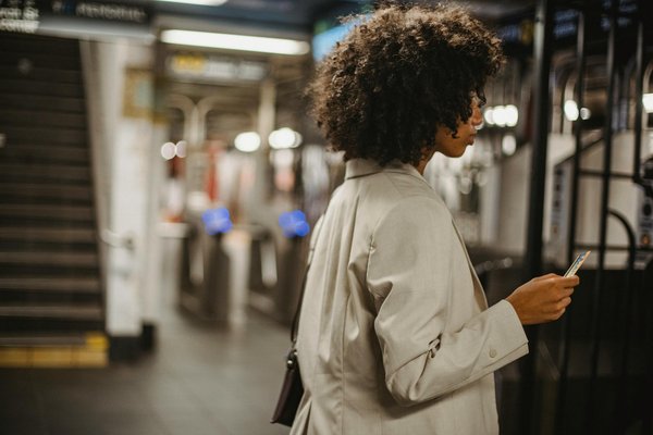 Sin embargo no todo es velocidad y comodidad Antes de decidir haz un resumen de cuánto jugarás al mes cuántos retiros planeas y el tipo de cambio promedio que maneja tu banco